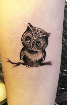 tatouage hibou stylisé
