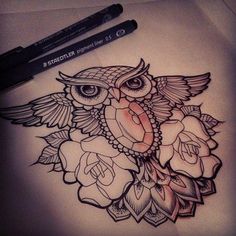 tatouage hibou stylisé