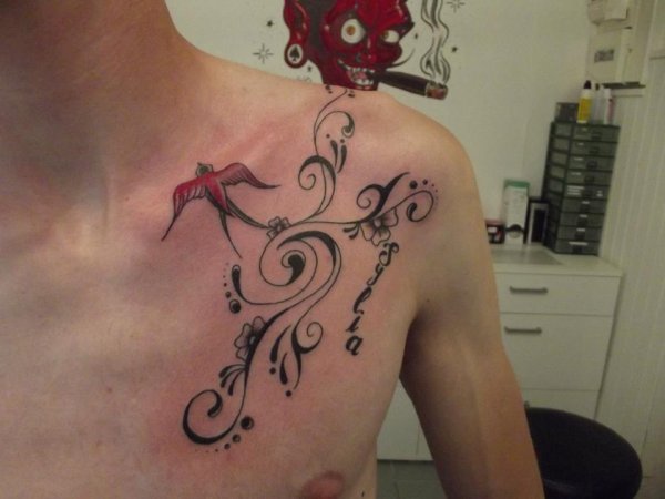 tatouage hirondelle arabesque