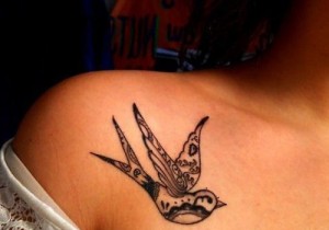 tatouage hirondelle arabesque