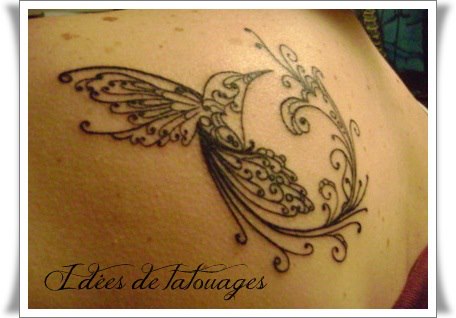 tatouage hirondelle arabesque