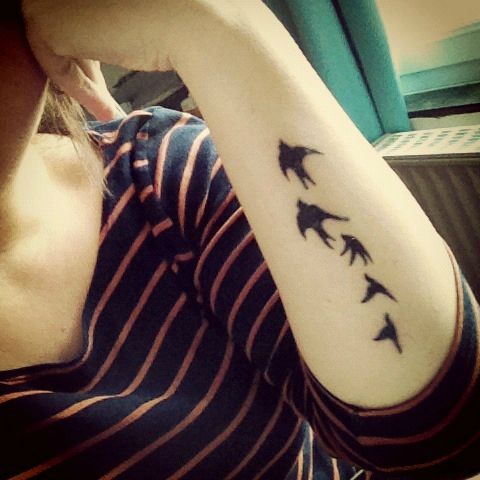 tatouage hirondelle avant bras
