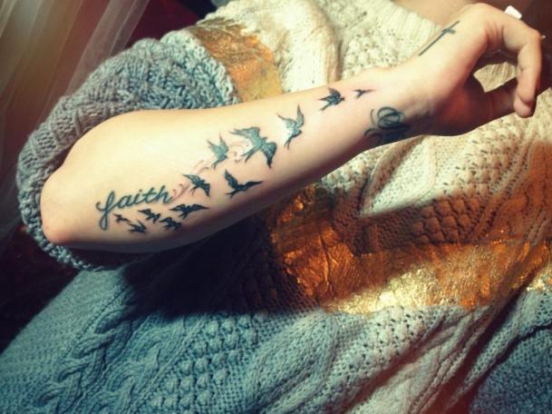 tatouage hirondelle avant bras