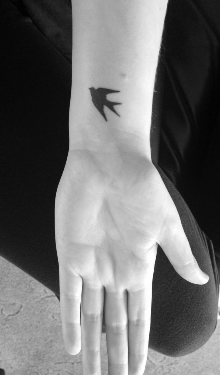 tatouage hirondelle avant bras