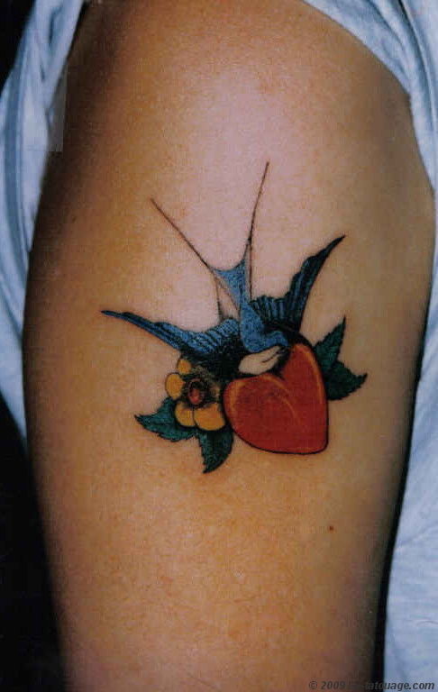 tatouage hirondelle avec cerise