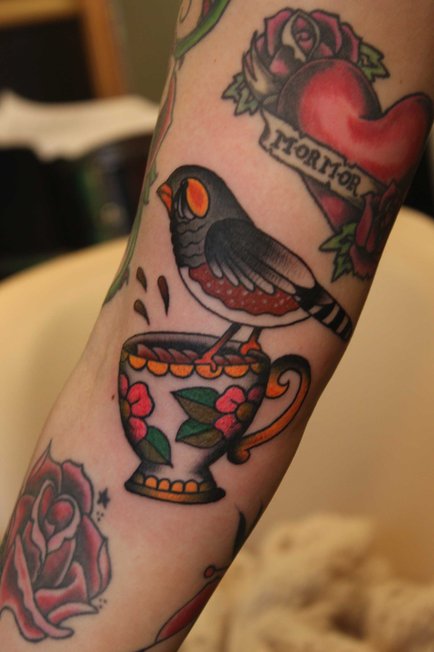 tatouage hirondelle avec cerise dans le bec