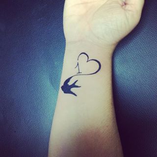 tatouage hirondelle avec coeur