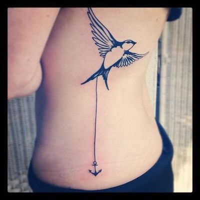 tatouage hirondelle avec coeur
