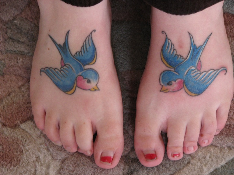 Tatouage hirondelle bleu
