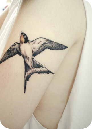 tatouage hirondelle bleu
