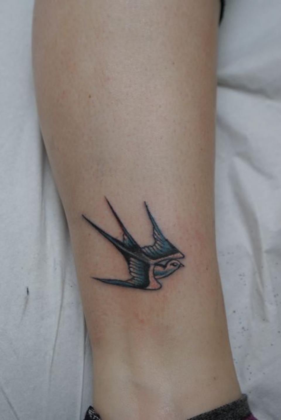 tatouage hirondelle cheville