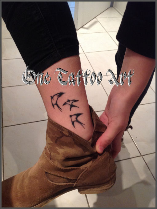 tatouage hirondelle cheville