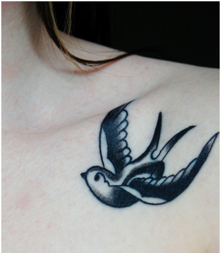 tatouage hirondelle clavicule