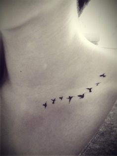 tatouage hirondelle clavicule