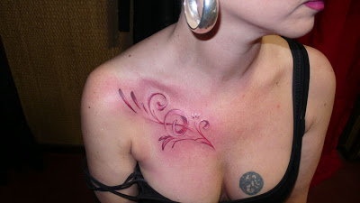 tatouage hirondelle clavicule