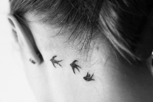 tatouage hirondelle cou