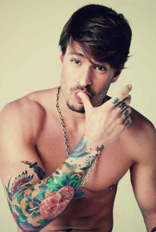 tatouage hirondelle coude