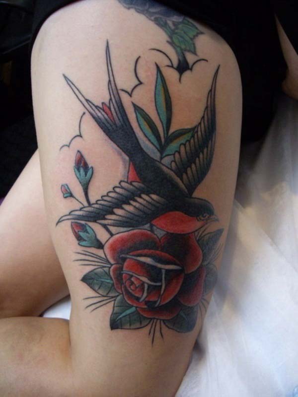 tatouage hirondelle cuisse