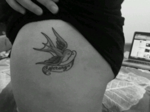 tatouage hirondelle cuisse