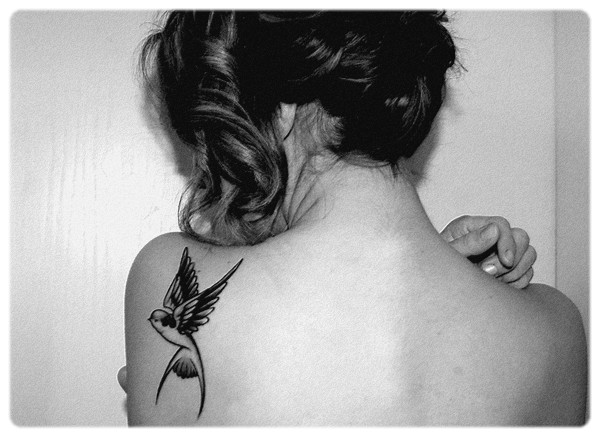 tatouage hirondelle épaule
