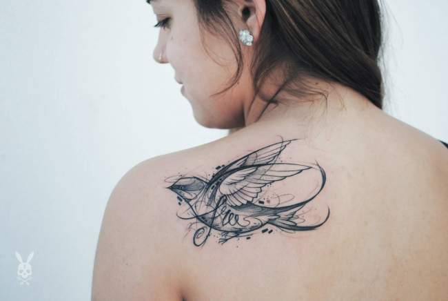 tatouage hirondelle femme