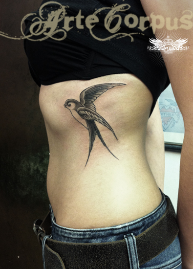 Tatouage hirondelle flanc