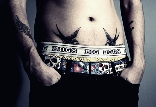 tatouage hirondelle hanche