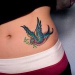 tatouage hirondelle hanche