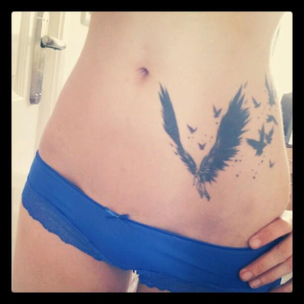 tatouage hirondelle hanche