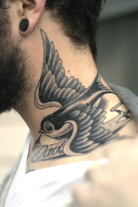 tatouage hirondelle homme