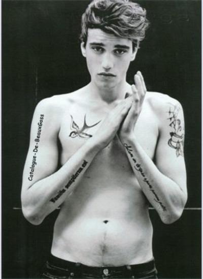 tatouage hirondelle julien