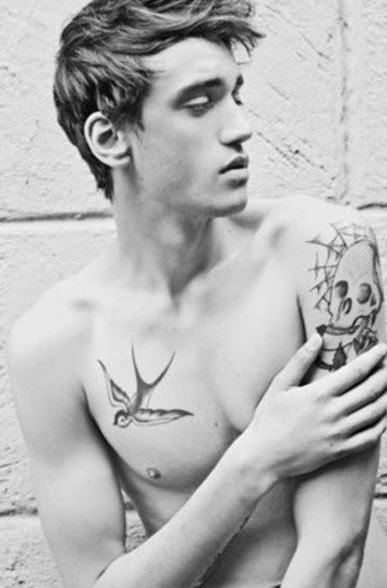 tatouage hirondelle julien