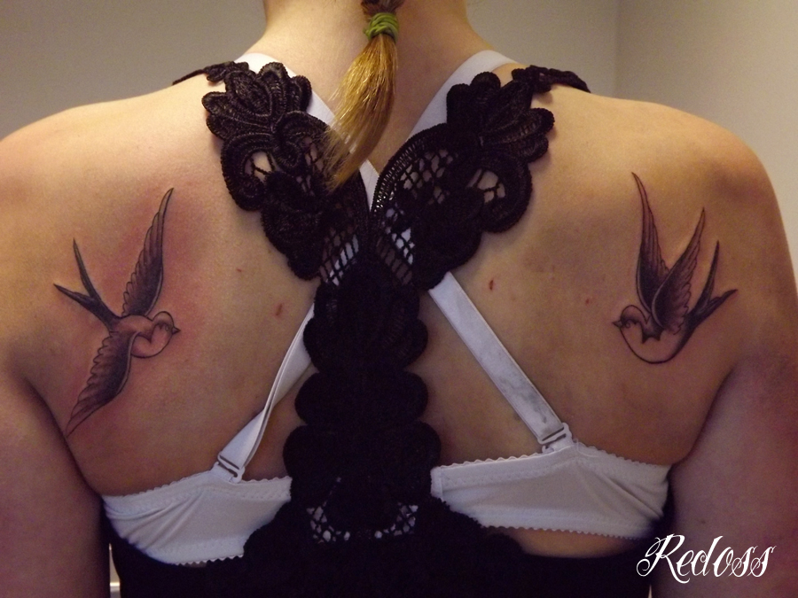 tatouage hirondelle omoplate