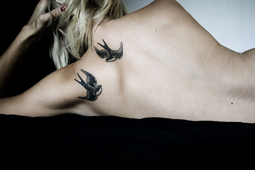tatouage hirondelle omoplate
