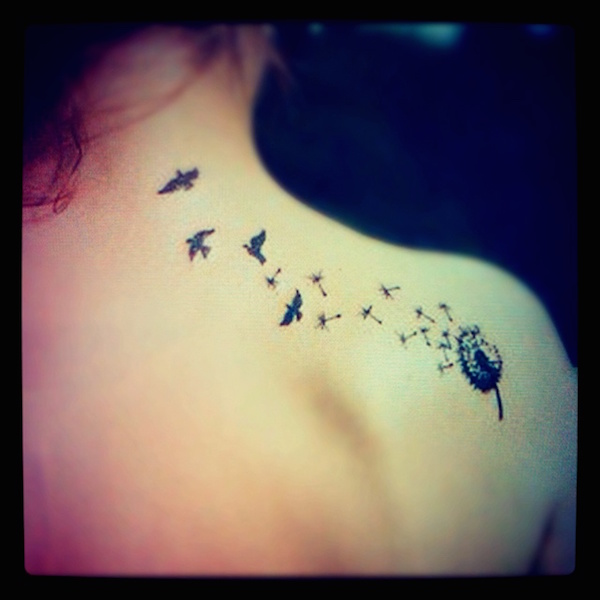 tatouage hirondelle pissenlit