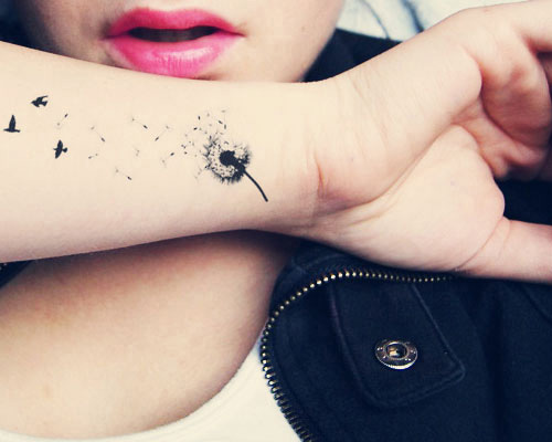 tatouage hirondelle pissenlit