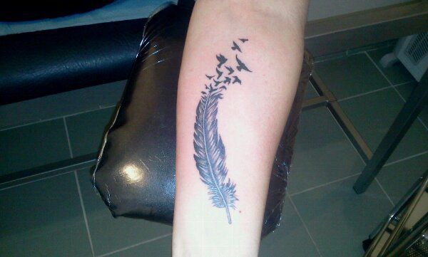 tatouage hirondelle plume