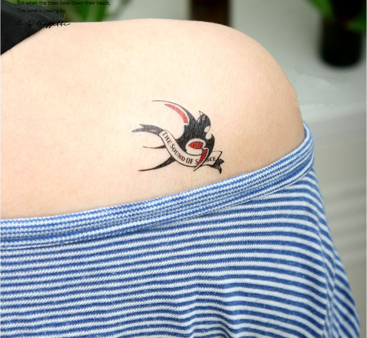 tatouage hirondelle rouge