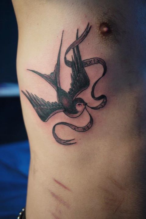 Tatouage hirondelle ruban