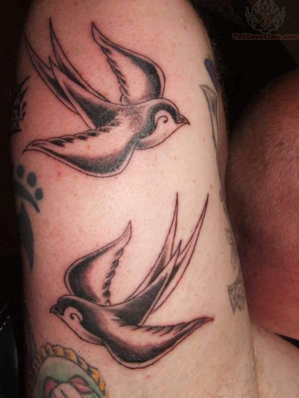 tatouage hirondelle ruban