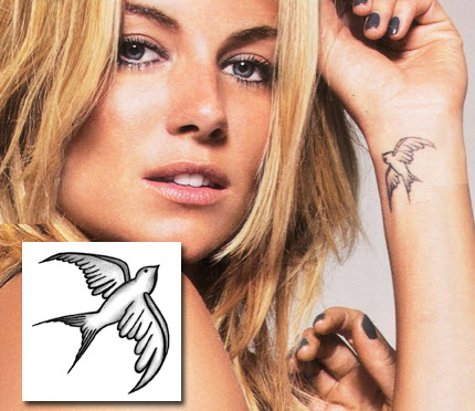 tatouage hirondelle sienna miller
