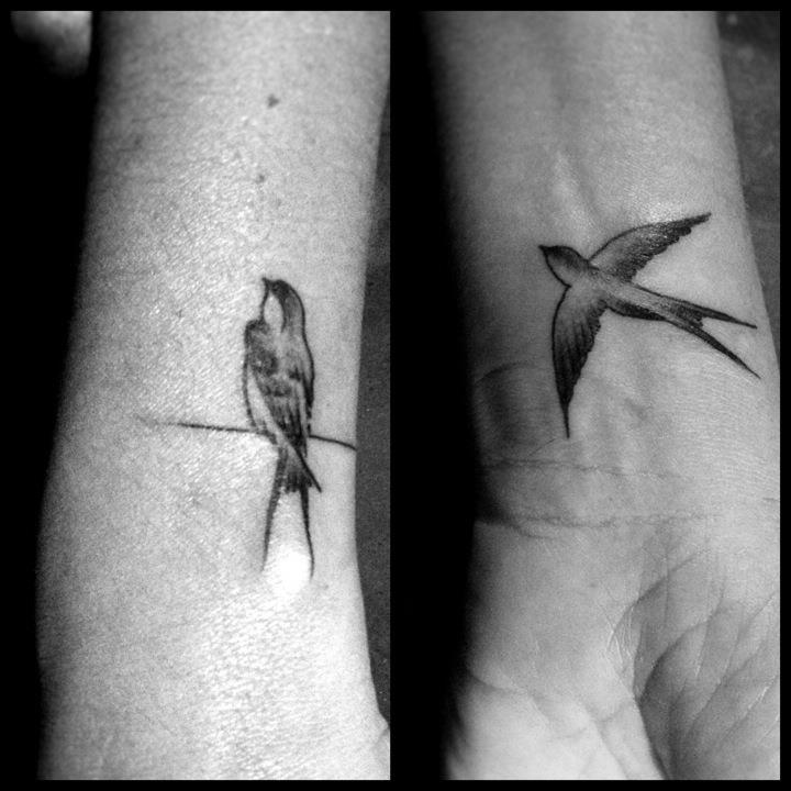 tatouage hirondelle sur fil