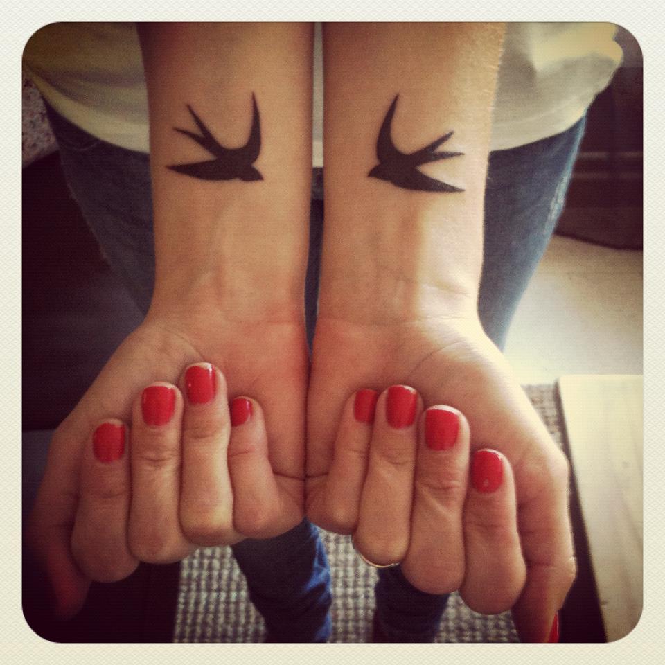 tatouage hirondelle sur fil