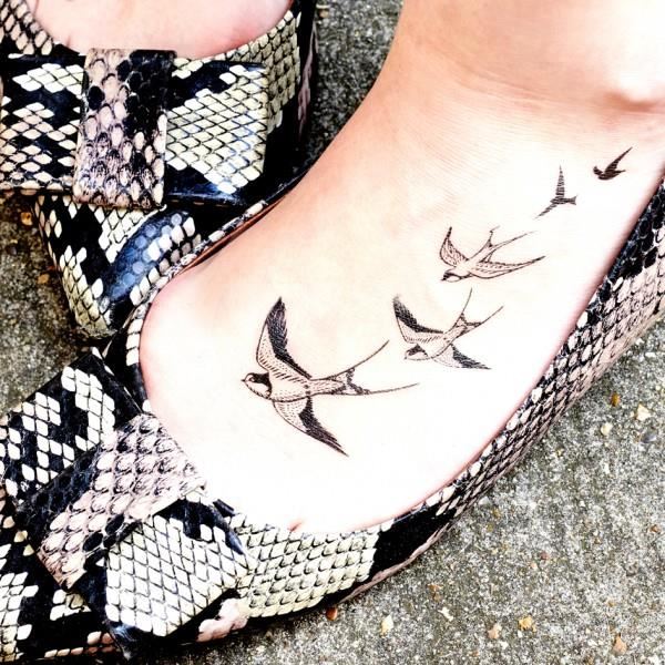 tatouage hirondelle temporaire