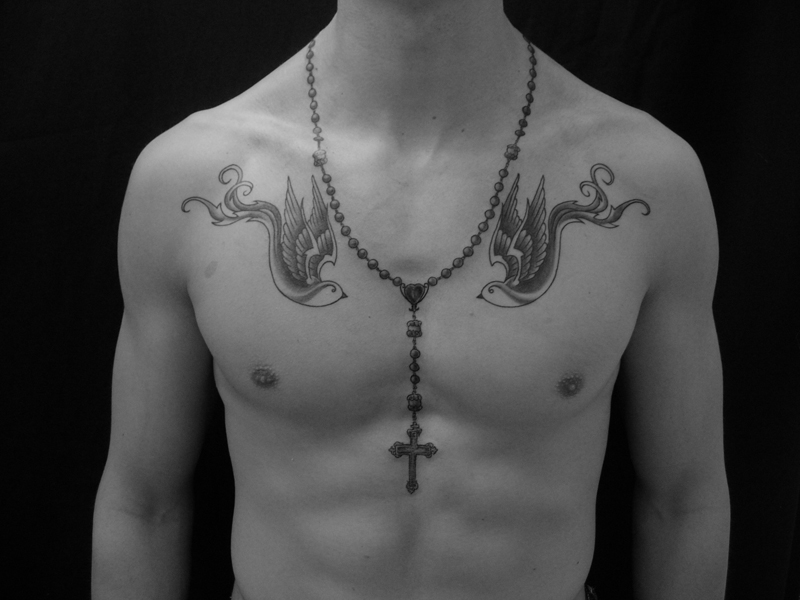 tatouage hirondelle torse