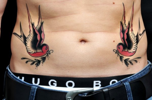 tatouage hirondelle ventre