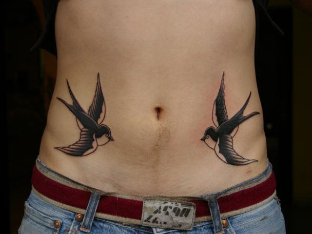 tatouage hirondelle ventre