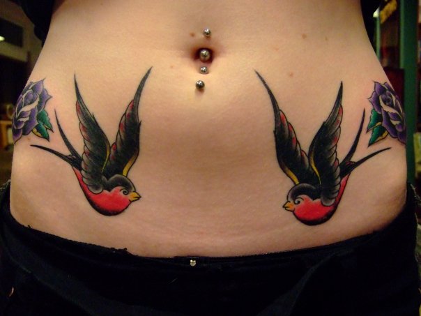 tatouage hirondelle ventre