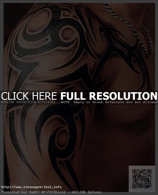 tatouage homme épaule bras tribal