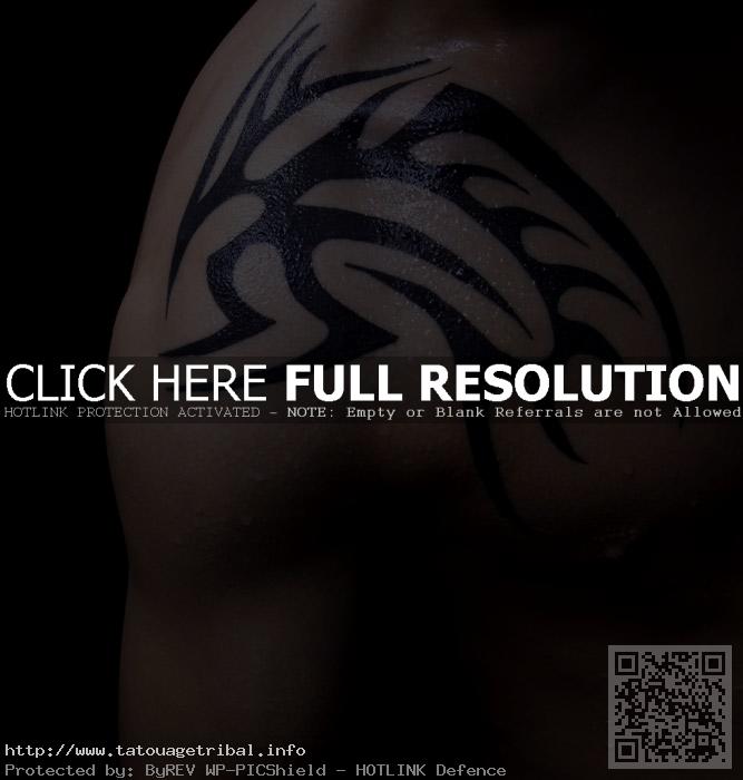 tatouage homme épaule bras tribal